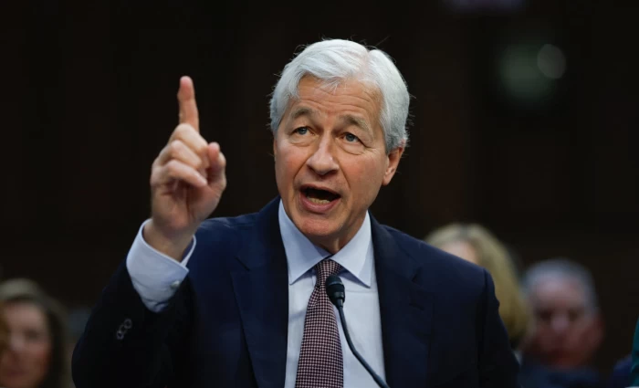Η JP Morgan θα επανεξετάσει το mega project της στο Λονδίνο εάν «πέσει» ο Κιρ Στάρμερ