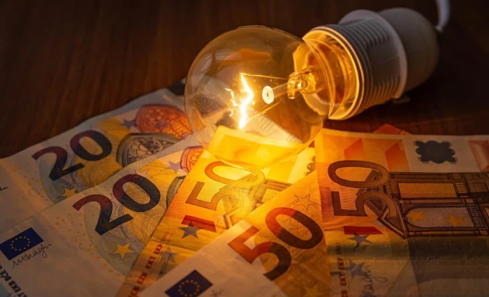 Πώς η Κομισιόν σκοπεύει να μειώσει τις τιμές του ηλεκτρικού ρεύματος
