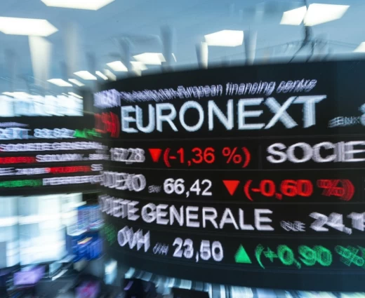 Άνοδος στα ευρωπαϊκά ταμπλό με το βλέμμα στη συνάντηση Τραμπ – Σι και την πολιτική κρίση στη Βρετανία