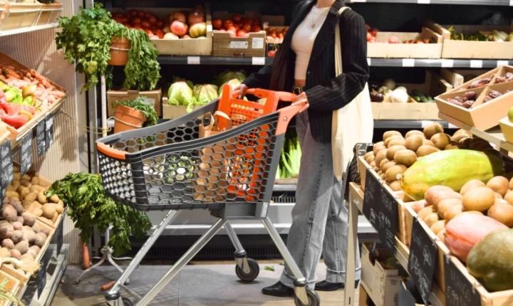 Οι νέες αυξήσεις στα ράφια και πού κοστίζουν περισσότερο τα καύσιμα