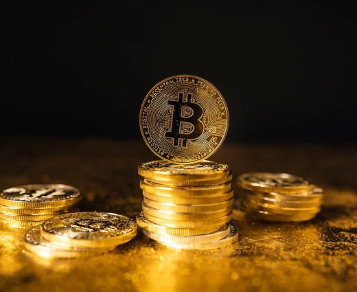 Bitcoin: Βουτιά κάτω από τα $77.000 – Ρευστοποιήσεις $500 εκατ. μέσα σε 15 λεπτά