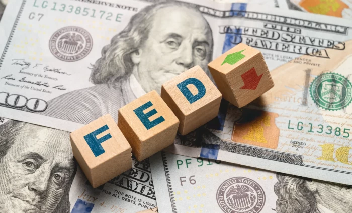 Fed: Δεν θα μειώσει τα επιτόκια φέτος – Η δημοσκόπηση του Reuters