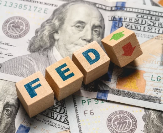 Fed: Δεν θα μειώσει τα επιτόκια φέτος – Η δημοσκόπηση του Reuters