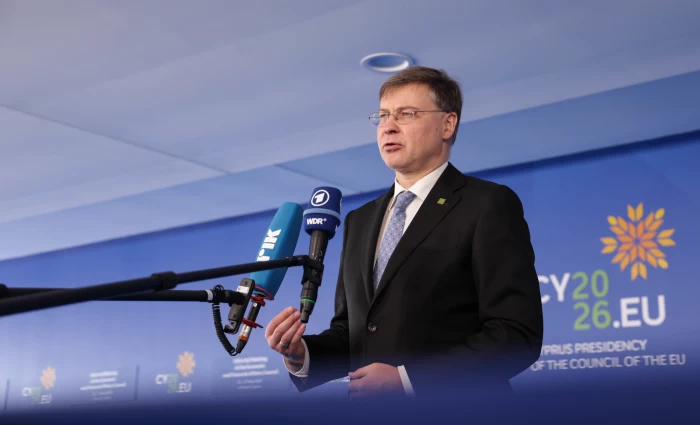«Προσγείωση» από Ντομπρόβσκις για ενιαία δράση - «Εθνική αρμοδιότητα» η στεγαστική πολιτική