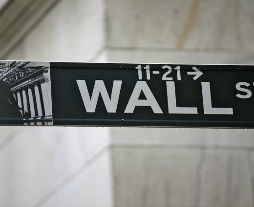 Wall Street: Η σκιά του πολέμου και το φάντασμα του Sell in May απειλούν τα ρεκόρ