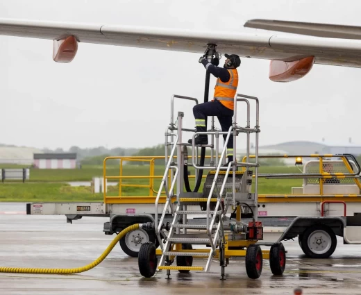 Επίτροπος ενέργειας: Σε ετοιμότητα για το jet fuel – 30 δισ. ευρώ επιπλέον κόστος για ορυκτά καύσιμα στην ΕΕ
