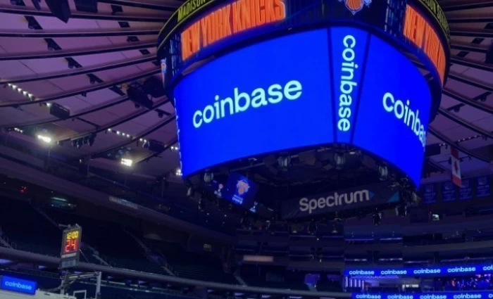 Coinbase: Κόβει θέσεις εργασίας και επενδύει στην AI
