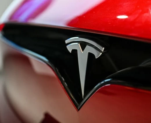 Tesla: Ανακαλεί 219.000 οχήματα στις ΗΠΑ – Τι συμβαίνει με την κάμερα οπισθοπορείας