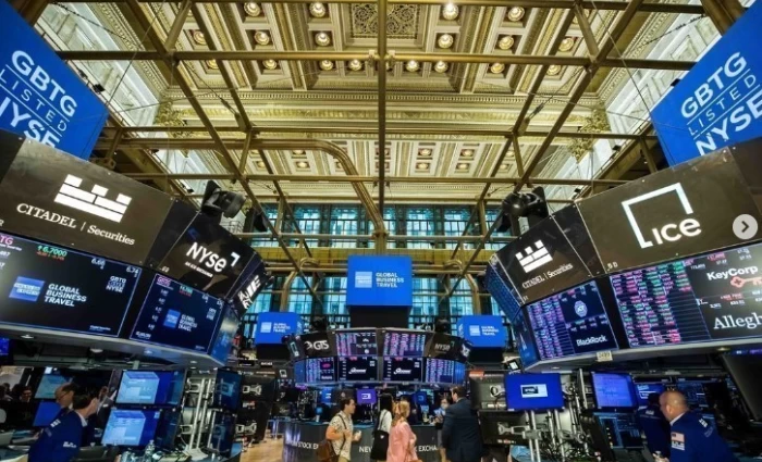 Αισιοδοξία στη Wall Street μετά την ισχυρή έκθεση για την απασχόληση και τις προσδοκίες για συμφωνία με το Ιράν