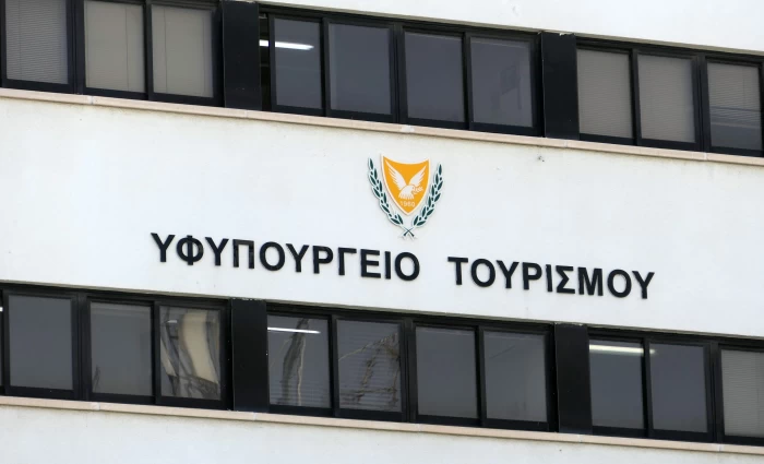 Ένσταση στην ΕΔΥ με προεκτάσεις για διαθεσιμότητα γ.δ. του Υφυπουργείου Τουρισμού