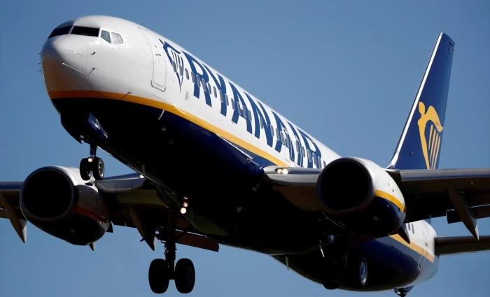 Ryanair: Ερευνάται για επιπλέον χρεώσεις σε γονείς που κάθονται δίπλα στα παιδιά τους – Τι απαντάει η αεροπορική εταιρεία