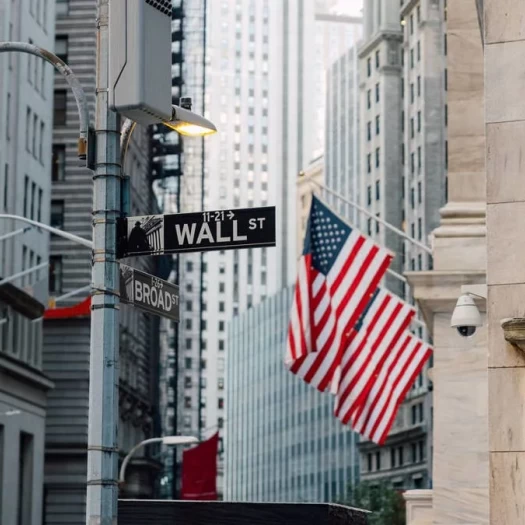 Wall Street: Δυναμικό rebound με φόντο τη συμφωνία ΗΠΑ-Ιράν και το ράλι της Intel