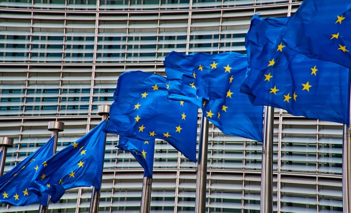 Economist: Πώς η γραφειοκρατία φρενάρει την ΕΕ – Γιατί οι Βρυξέλλες δυσκολεύονται να συμβαδίσουν με τις παγκόσμιες εξελίξεις
