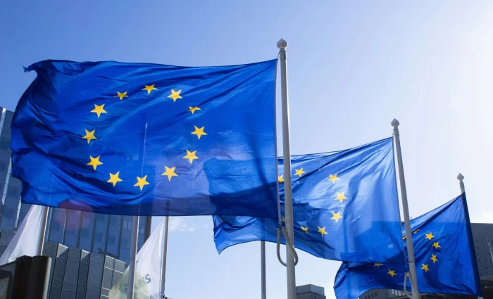 «Ασπίδα» της Κομισιόν στις ευρωπαϊκές τράπεζες – Καθυστερεί τους κανόνες FRTB για να μην πάρει προβάδισμα η Wall Street