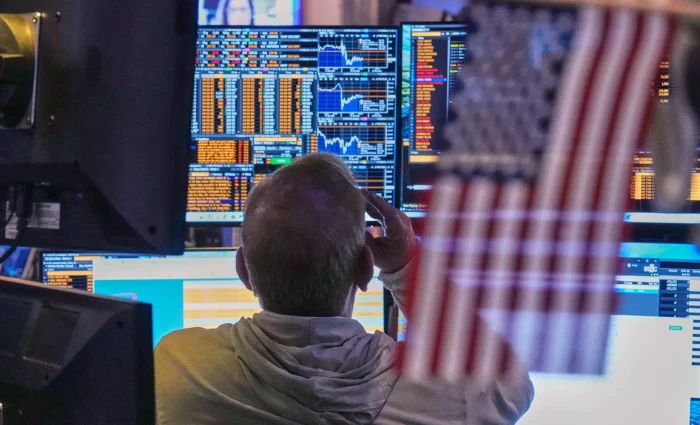 Wall Street: Το στοίχημα της AI ξεμένει από «καύσιμα» – Βουτιά για τον Nasdaq λόγω Broadcom