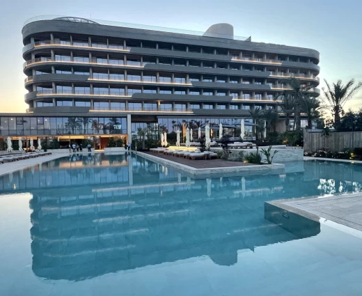 Ένα ξενοδοχείο «στην πένα» άνοιξε στην Αγία Νάπα