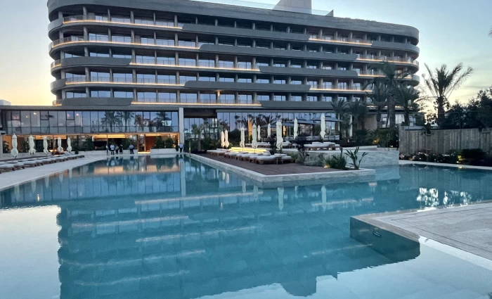 Ένα ξενοδοχείο «στην πένα» άνοιξε στην Αγία Νάπα