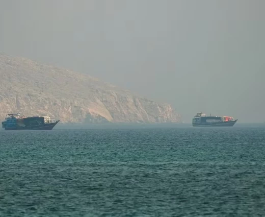 Το Ιράν χτύπησε πλοίο με κυπριακή σημαία και έκλεισε τα Στενά του Ορμούζ – Κύμα αεροπορικών βομβαρδισμών από τις ΗΠΑ