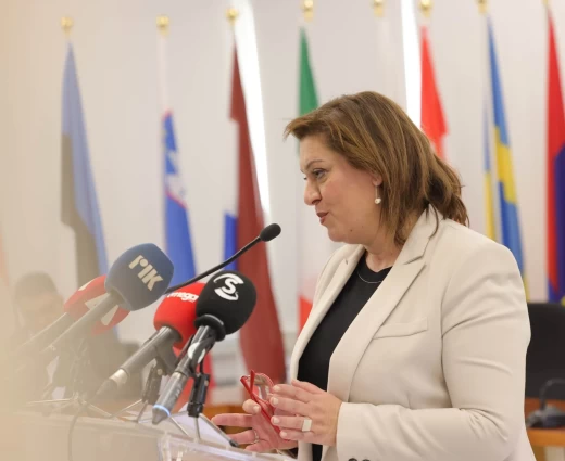 Α. Μιχαηλίδου: Αναγκαίες λόγω έργων και υπερπληθυσμού οι προκατασκευασμένες αίθουσες