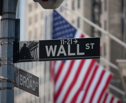 Κέρδη στη Wall Street – Περιορίζονται τα στοιχήματα για αυξήσεις επιτοκίων