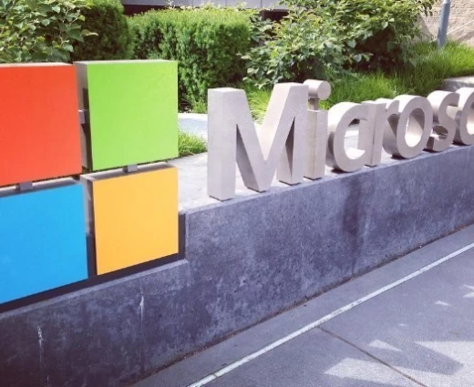 Microsoft: Άλμα εσόδων από cloud και AI – Το ορόσημο των $100 δισ. πέρασε πρώτη φορά το Azure