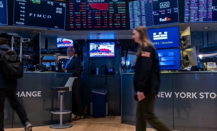 Wall Street: Νέο ρεκόρ για τον Dow Jones πάνω από τις 53.000 μονάδες – Παραμένουν οι πιέσεις με φόντο την ΑΙ
