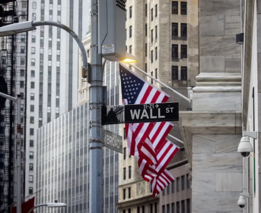 Wall Street: Οι δηλώσεις Τραμπ βυθίζουν το επενδυτικό κλίμα – Πτώση άνω των 400 μονάδων για τον Dow