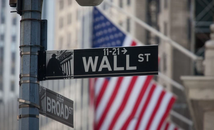 Wall Street: Στάση αναμονής με το βλέμμα στο Ιράν και στα στοιχεία για τον πληθωρισμό