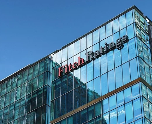 Τα εύσημα Fitch για την οικονομία και προειδοποιήσεις για ευνοϊκές συνθήκες που υποχωρούν