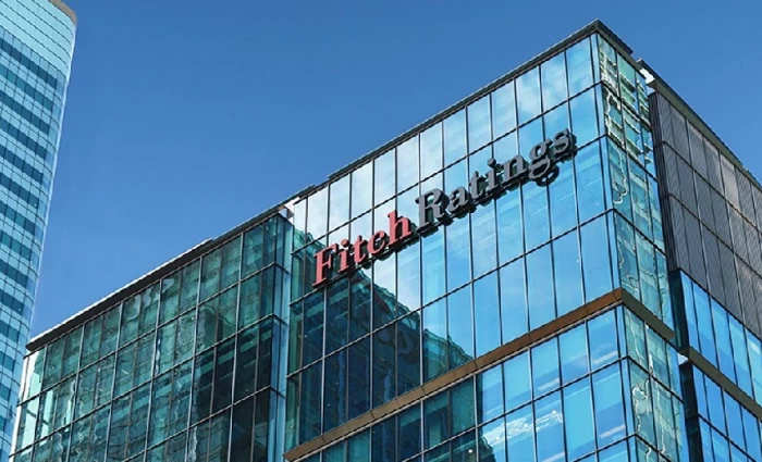 Τα εύσημα Fitch για την οικονομία και προειδοποιήσεις για ευνοϊκές συνθήκες που υποχωρούν