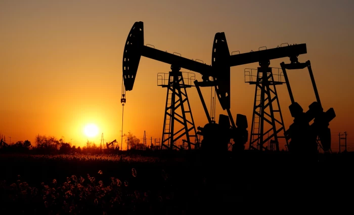 Πετρέλαιο: Με μικρές απώλειες παραμένει κοντά στα $90 το Brent – Πιέσεις από τη Βενεζουέλα, νευρικότητα για το Ορμούζ