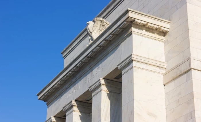 Γιατί οι κεντρικές τράπεζες αφήνουν τις αγορές να «παίξουν μπάλα»