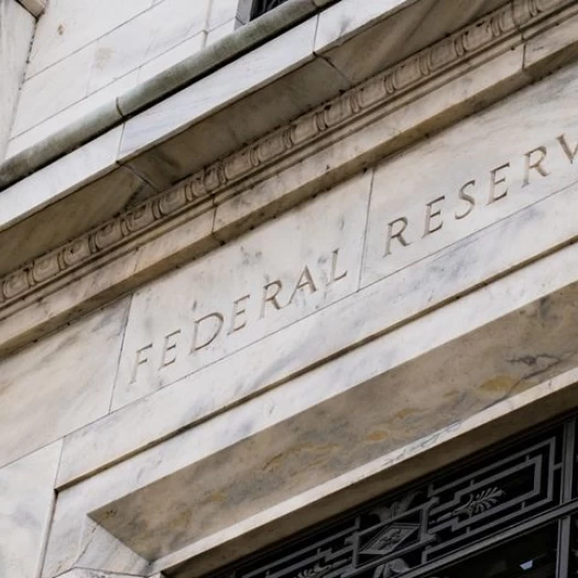 Fed: Βαθαίνει η διαφωνία για τα επιτόκια – Στο επίκεντρο η επίμονη ακρίβεια