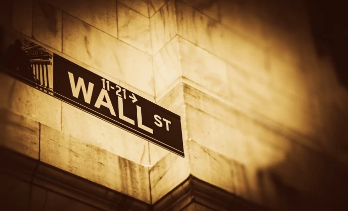 Επενδυτικός χειμώνας στη Wall Street: Ομόλογα και πετρέλαιο παγώνουν τις αγορές εν όψει Fed