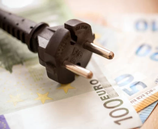 ΟΕΒ και ΡΑΕΚ ψάχνουν συνταγή για να πέσει ο λογαριασμός του ρεύματος