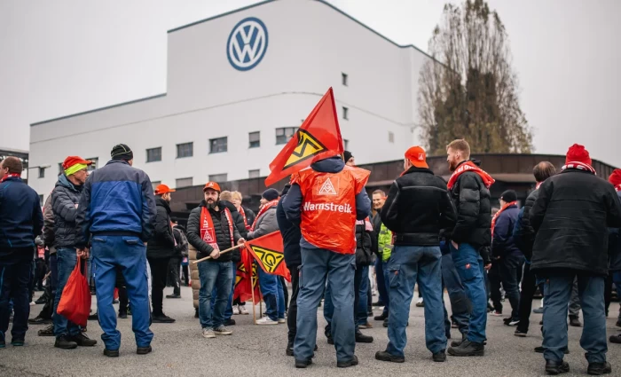 Volkswagen: Κίνα, δασμοί και ηλεκτροκίνηση «στριμώχνουν» την αυτοκινητοβιομηχανία – Στους δρόμους οι εργαζόμενοι
