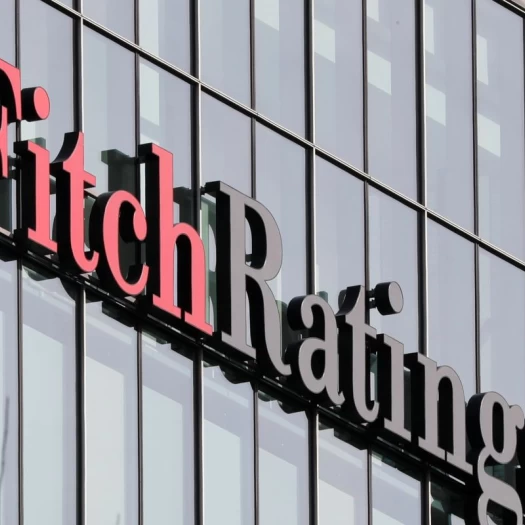 Παγκόσμια ανάπτυξη 2,6% βλέπει η Fitch το 2026 – Έπεται ακόμα μία αύξηση επιτοκίων από ΕΚΤ, Fed