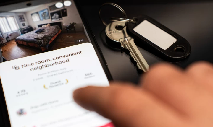 Η ΕΕ βάζει «φρένο» στα airbnb σε τουριστικούς προορισμούς