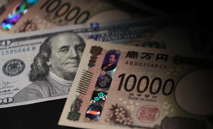 ΗΠΑ: Νέα πίεση στο δολάριο – Η Fed, το ράλι του γιεν και οι φόβοι για την αμερικανική οικονομία αλλάζουν το σκηνικό