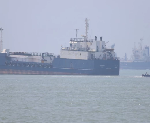 Δεξαμενόπλοια LNG ετοιμάζονται να διέλθουν τα Στενά του Ορμούζ υπό την προστασία των αμερικανικών δυνάμεων