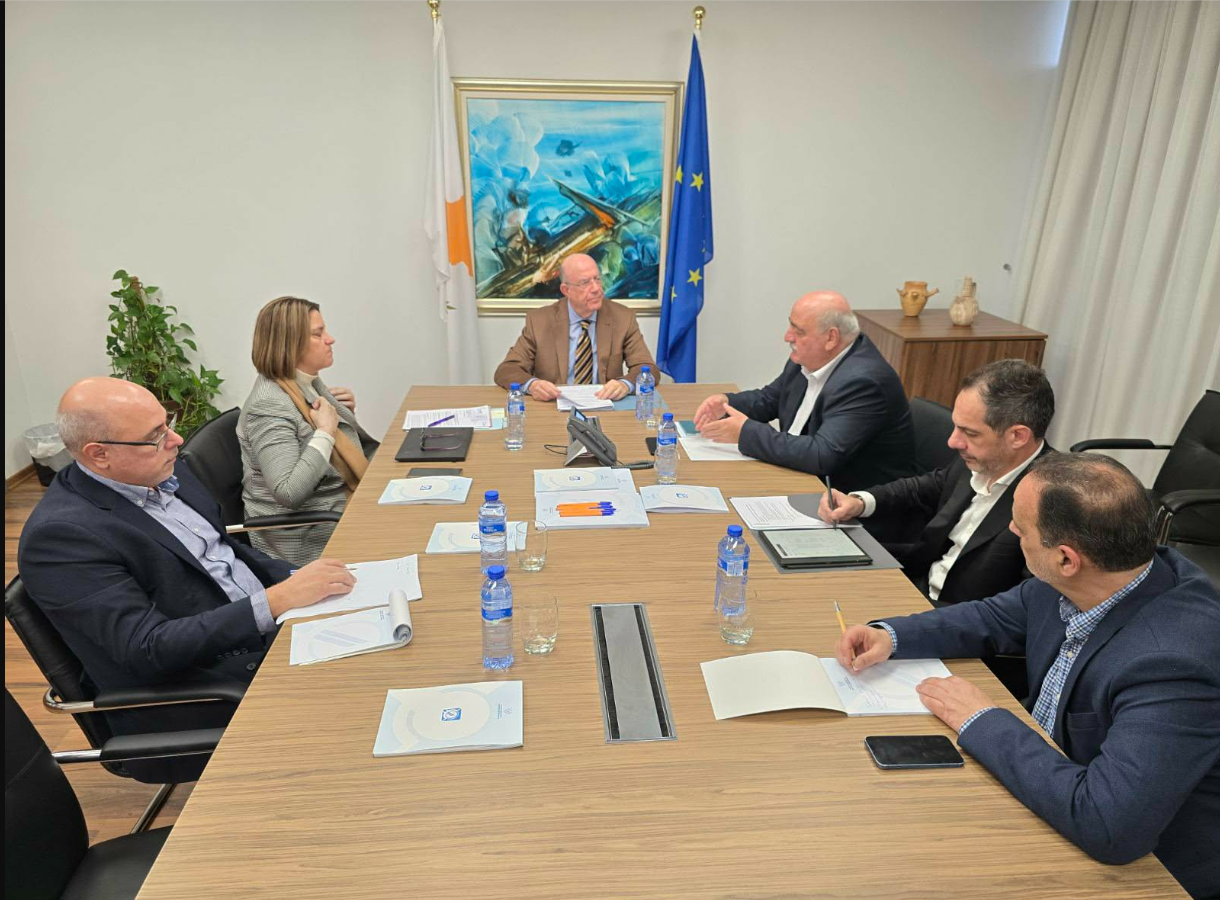 &Sigma;&tau;&omicron; &epsilon;&pi;ί&kappa;&epsilon;&nu;&tau;&rho;&omicron; &omicron;&iota;&kappa;&omicron;&nu;&omicron;&mu;ί&alpha;, &epsilon;&kappa;&pi;&omicron;&iota;ή&sigma;&epsilon;&iota;&sigmaf;, &alpha;&phi;&theta;ώ&delta;&eta;&sigmaf; &pi;&upsilon;&rho;&epsilon;&tau;ό&sigmaf; &kappa;&alpha;&iota; &sigma;&upsilon;&nu;έ&pi;&epsilon;&iota;&epsilon;&sigmaf; &tau;&omicron;&upsilon; &pi;&omicron;&lambda;έ&mu;&omicron;&upsilon; &sigma;&tau;&eta; &sigma;&upsilon;&nu;ά&nu;&tau;&eta;&sigma;&eta; &Upsilon;&Pi;&Omicron;&Iota;&Kappa; - &Epsilon;&Delta;&Epsilon;&Kappa;