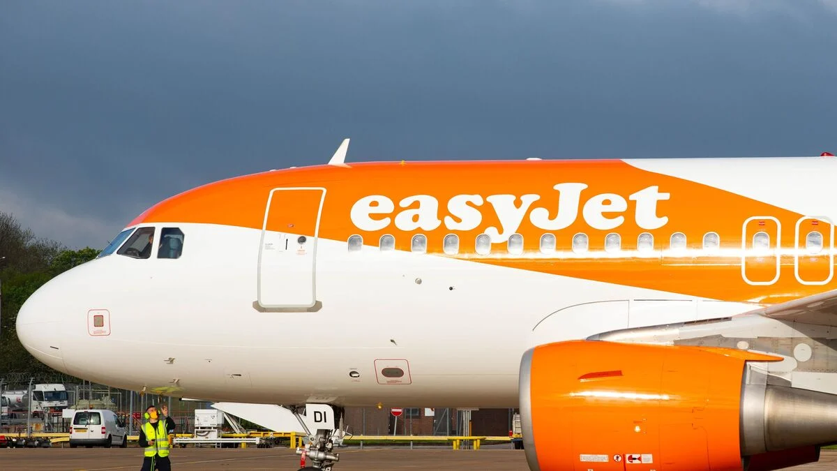 &Eta; EasyJet &alpha;&kappa;&upsilon;&rho;ώ&nu;&epsilon;&iota; &tau;&iota;&sigmaf; &pi;&tau;ή&sigma;&epsilon;&iota;&sigmaf; &tau;&eta;&sigmaf; &pi;&rho;&omicron;&sigmaf; &tau;&eta;&nu; &Kappa;ύ&pi;&rho;&omicron; &mu;έ&chi;&rho;&iota; &tau;&eta;&nu; &Pi;έ&mu;&pi;&tau;&eta;