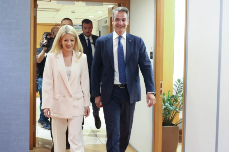 &Alpha;. &Delta;&eta;&mu;&eta;&tau;&rho;ί&omicron;&upsilon; &pi;&rho;&omicron;&sigmaf; &Mu;&eta;&tau;&sigma;&omicron;&tau;ά&kappa;&eta;: &Eta; &Epsilon;&lambda;&lambda;ά&delta;&alpha; &alpha;&pi;&omicron;&delta;&epsilon;&iota;&kappa;&nu;ύ&epsilon;&iota; έ&mu;&pi;&rho;&alpha;&kappa;&tau;&alpha; ό&tau;&iota; &pi;&alpha;&rho;&alpha;&mu;έ&nu;&epsilon;&iota; &alpha;&tau;&alpha;&lambda;ά&nu;&tau;&epsilon;&upsilon;&tau;&alpha; &sigma;&tau;&omicron; &pi;&lambda;&epsilon;&upsilon;&rho;ό &tau;&eta;&sigmaf; &Kappa;ύ&pi;&rho;&omicron;&upsilon;