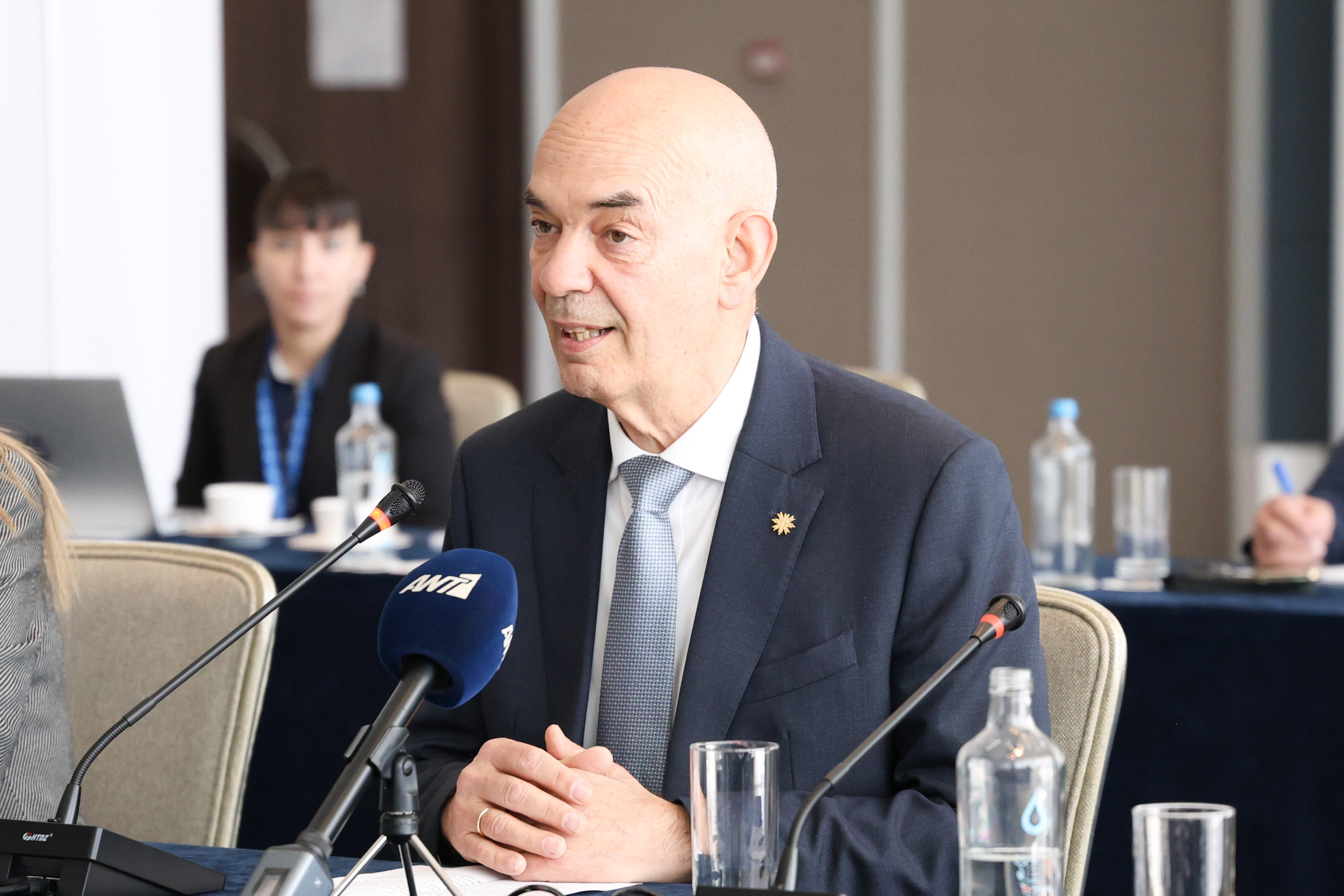 &Alpha;&lambda;. &Beta;&alpha;&phi;&epsilon;ά&delta;&eta;&sigmaf;: &Eta; &kappa;&rho;ί&sigma;&eta; &sigma;&tau;&eta; &Mu;έ&sigma;&eta; &Alpha;&nu;&alpha;&tau;&omicron;&lambda;ή &pi;&upsilon;&rho;&omicron;&delta;&omicron;&tau;&epsilon;ί &tau;&omicron; &kappa;ό&sigma;&tau;&omicron;&sigmaf; &tau;&omega;&nu; &mu;&epsilon;&tau;&alpha;&phi;&omicron;&rho;ώ&nu;