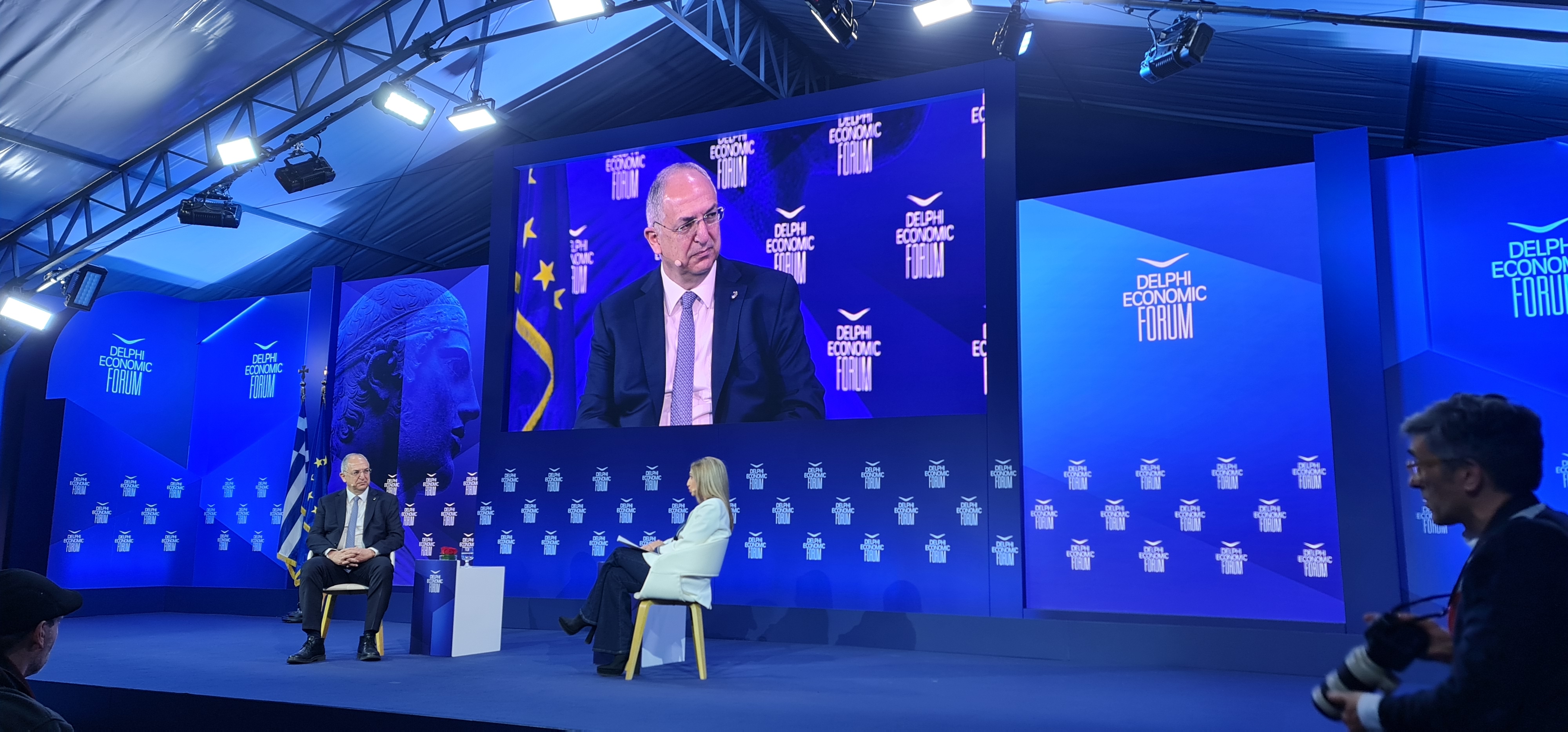 &Kappa;&alpha;&delta;ή&sigmaf; &alpha;&pi;ό &Delta;&epsilon;&lambda;&phi;&omicron;ύ&sigmaf;: &Eta; Ά&gamma;&kappa;&upsilon;&rho;&alpha; &nu;&alpha; &sigma;&epsilon;&beta;&alpha;&sigma;&tau;&epsilon;ί &tau;&omicron; &Delta;&iota;&epsilon;&theta;&nu;έ&sigmaf; &Delta;ί&kappa;&alpha;&iota;&omicron;