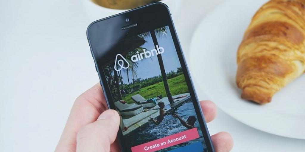 Το Airbnb απογειώνεται-Προς έσοδα ρεκόρ χάρη στη ταξιδιωτική φρενίτιδα