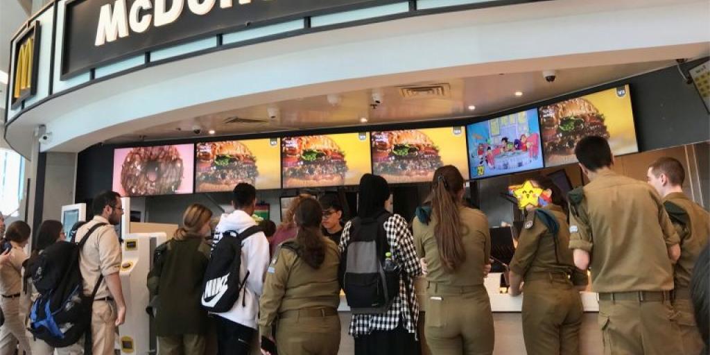 McDonald's: «Εμφύλιος» στη Μέση Ανατολή για τα δωρεάν γεύματα στο Ισραήλ