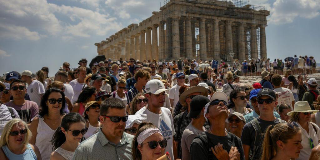 Το τέρας του υπερτουρισμού: Μετατρέπει πόλεις και νησιά σε «κόλαση»