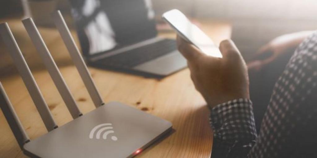 Δημόσια Wi-Fi: Οι κίνδυνοι και πώς να παραμένετε ασφαλείς εν κινήσει