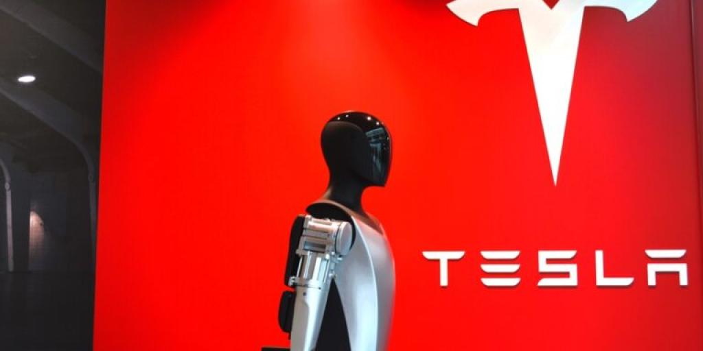 Musk: Το 2025 η Tesla θα χρησιμοποιεί ανθρωποειδή ρομπότ